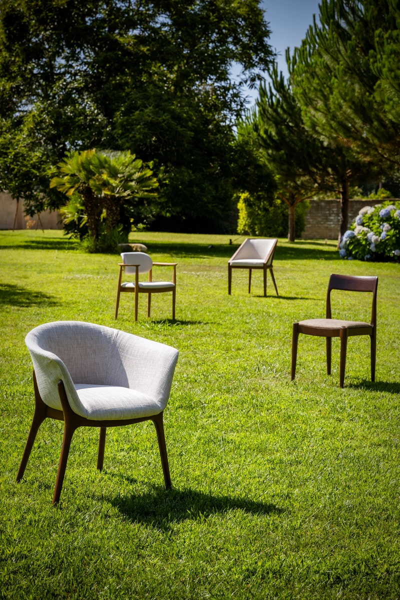 <a href="https://woo.clica.website/product-category/upholsteries" style="color: white;">UPHOLSTERIES</a>