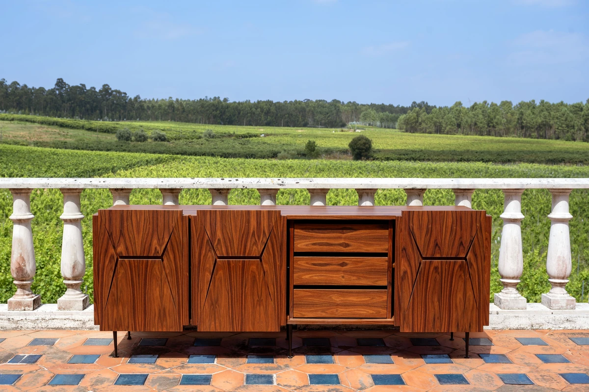 <a href="https://woo.clica.website/product-category/sideboards" style="color: white;">SIDEBOARDS</a>