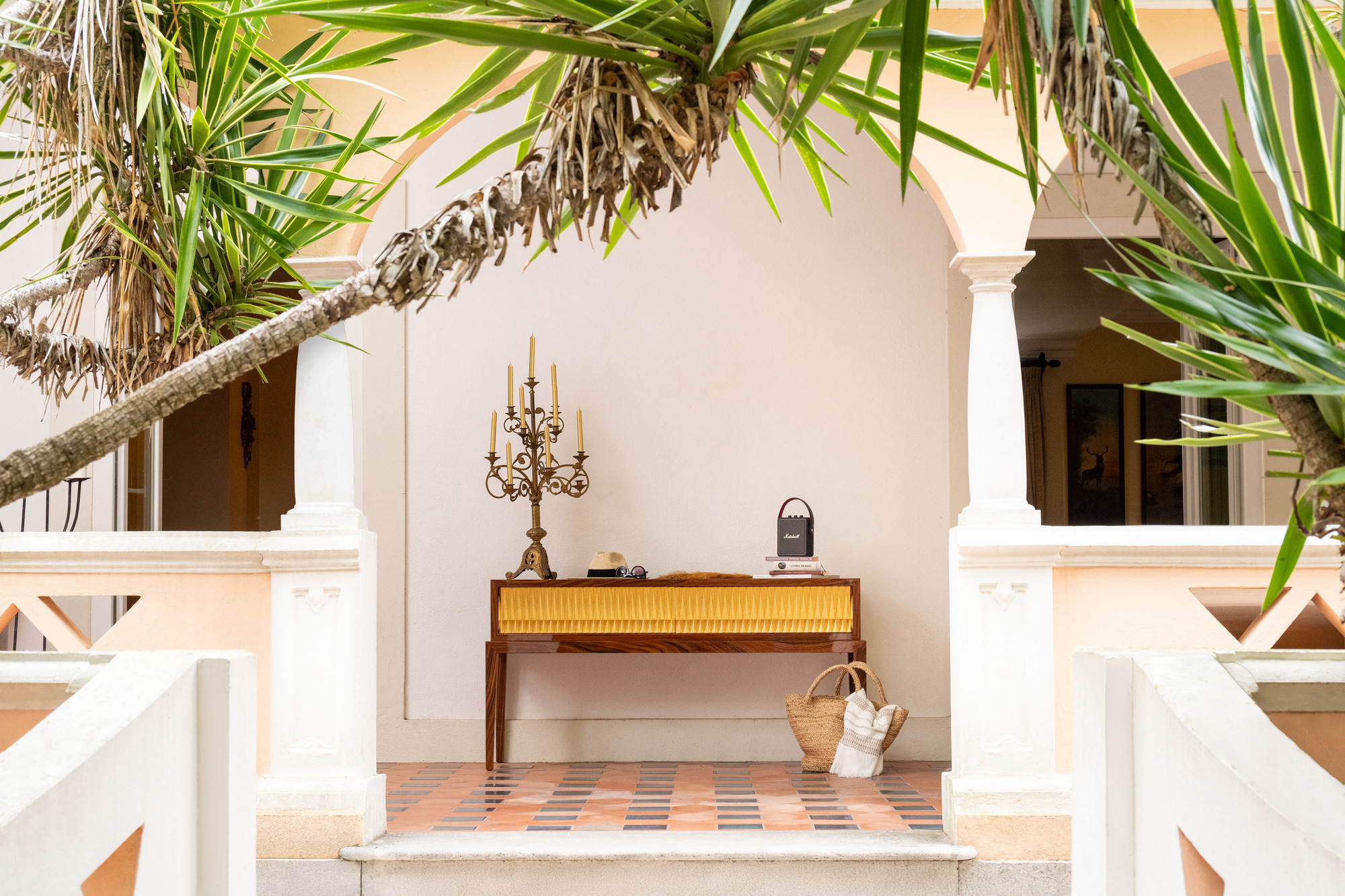 <a href="https://woo.clica.website/product-category/console-tables" style="color: black;">CONSOLES</a>